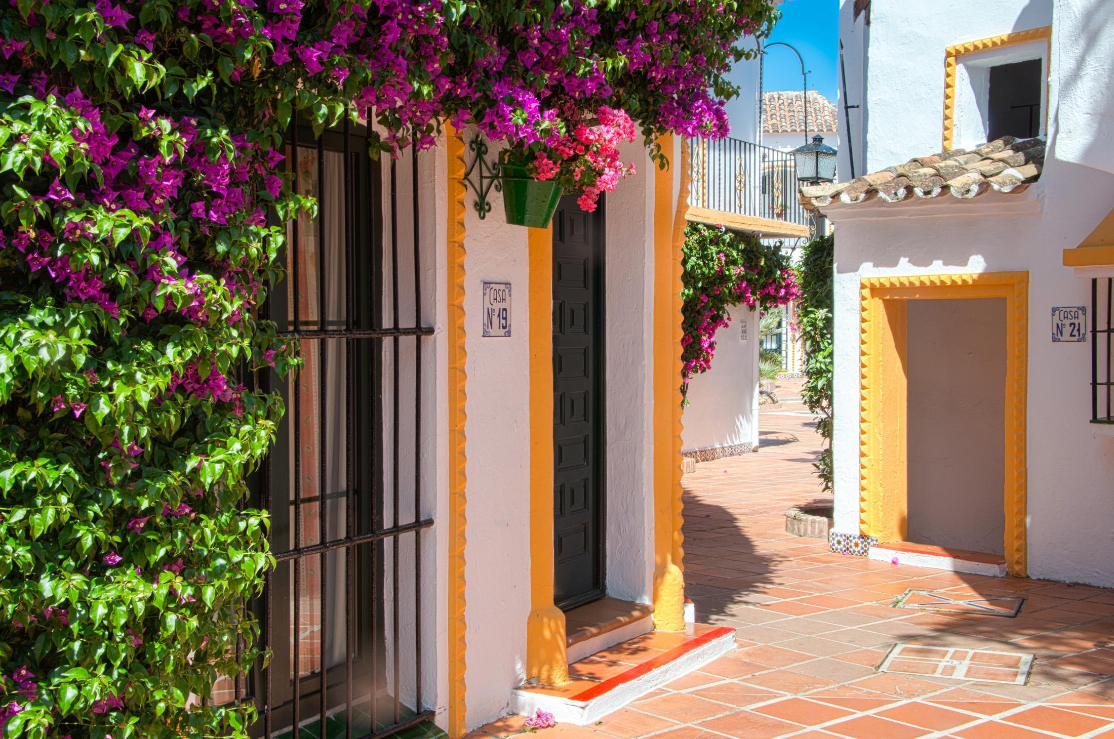 Globales Pueblo Andaluz San Pedro de Alcantara